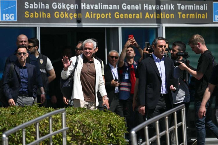 Mourinho chegou à Turquia