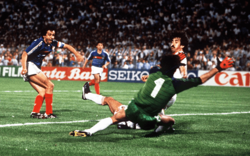 Golo de Platini que deu a vitória à seleção Francesa frente a Portugal