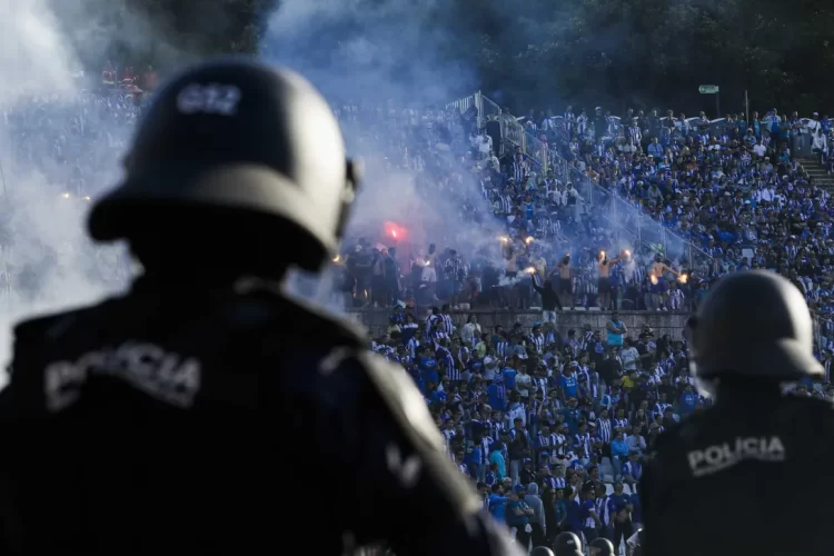 Festa vira pesadelo no porto: carro invade passeio e atropela 7 adeptos