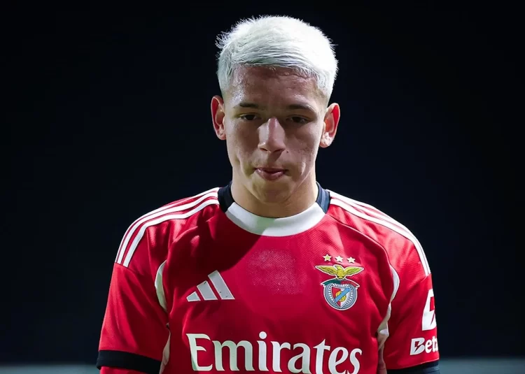 Gianluca Prestianni no decorrer de um jogo ao serviço do Benfica