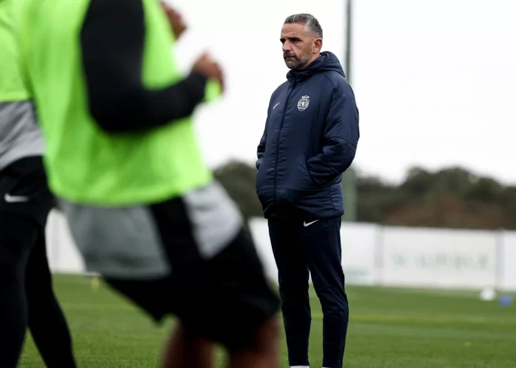 Rui Borges orienta equipa do Sporting em sessão de treinos na Academia de Alcochete